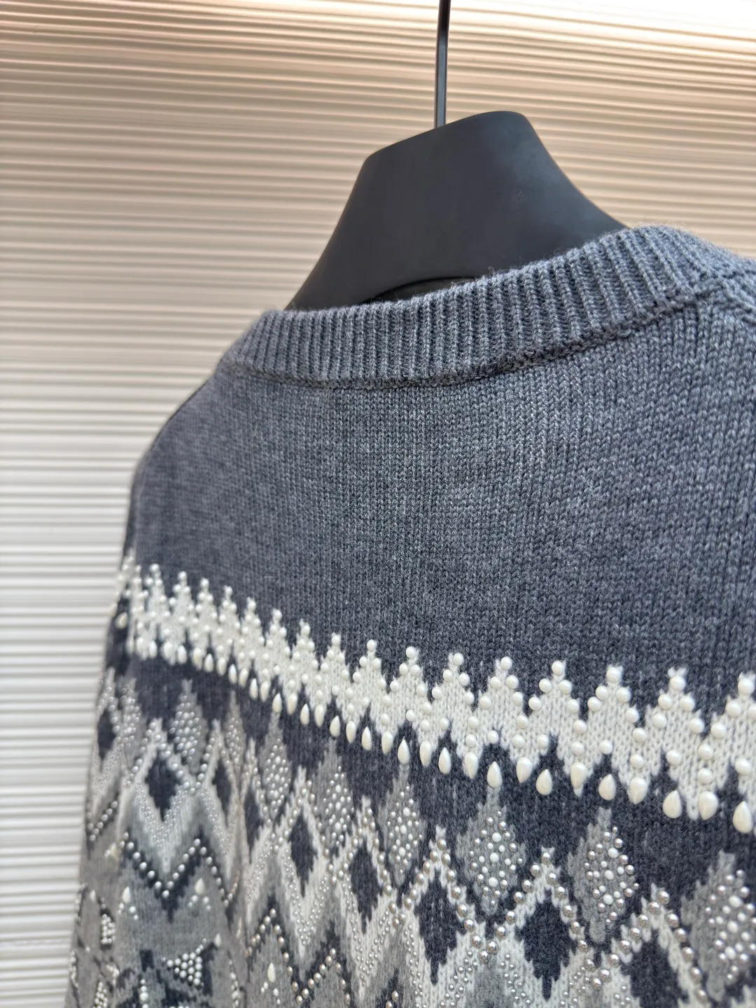 LOUIS VUITTON diamond-filled snowflake sweater ●Authentic product: 27500 purchased and developed ●Item number: 1680456-D60 ●Fabric: wool fabric ●Technology: knitted production ●Version: fitted version ●Weight: about 775 grams ●Size: The overall particles of the imported beads are uniform in color and full of brightness. The number and size of the beads are at the limit, and they are particularly easy to position. The beads are placed manually, from large to small, and the cannon beads are manually placed each time. A piece of clothing needs to be manually placed in dozens of positions, which is super time-consuming. The labor cost alone is equivalent to the cost of an ordinary sweater. The process is extremely complex and cumbersome. The high-temperature operation of a pneumatic heat press machine positions the beads in an array and combination. The overall wiring is straight and delicate, the fabric is comfortable and soft, and the color is consistent without color difference. It can be matched with the same style to create a fashionable look and control various occasions. Customized accessories, complete with three standards, same style for men and women!